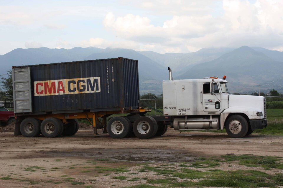 Der Container für unseren Kaffee vor dem Panorama der Sierra Juárez beim Beladen.