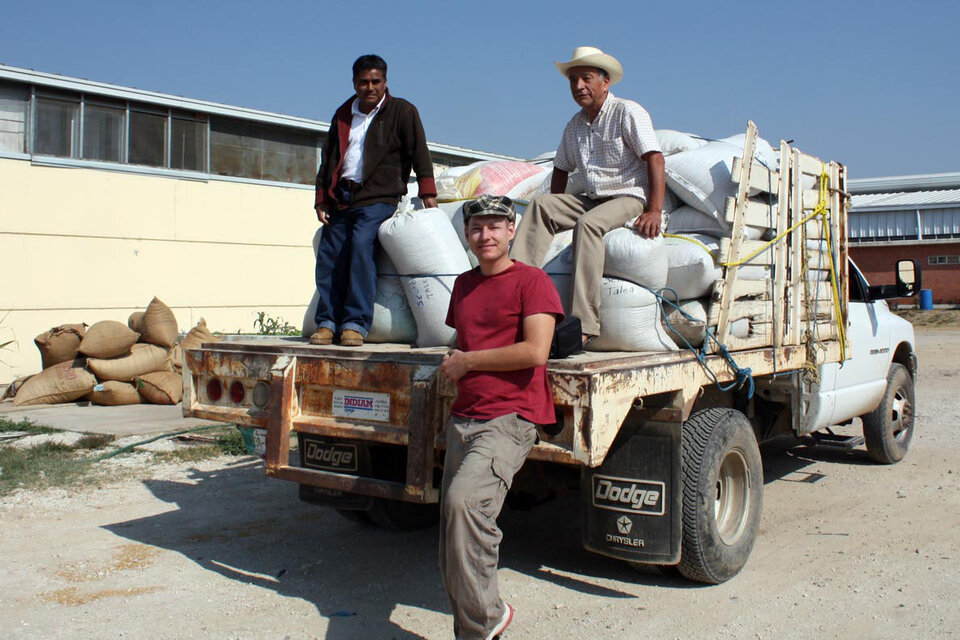 Anlieferung des Rohkaffee aus der Sierra Juárez vor Lagerhaus und Veredlungsanlage von MICHIZA und CEPCO, zwei Kaffeebauernverbänden in Oaxaca.